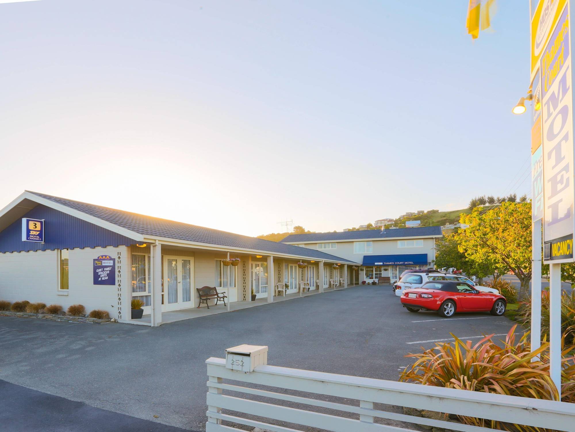Aaa Thames Court Motel Оамару Экстерьер фото
